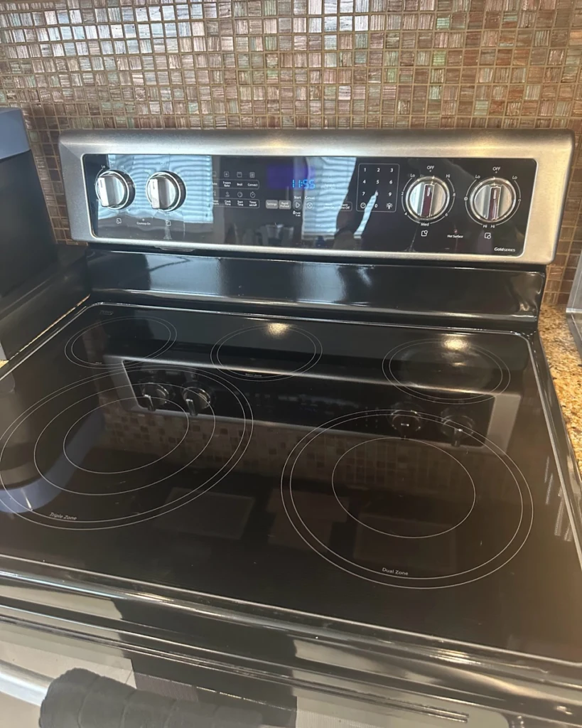 After: glass cooktop cleaned by Casabela
